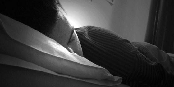Hombre solo durmiendo massagem tantrica Gondomar-7827